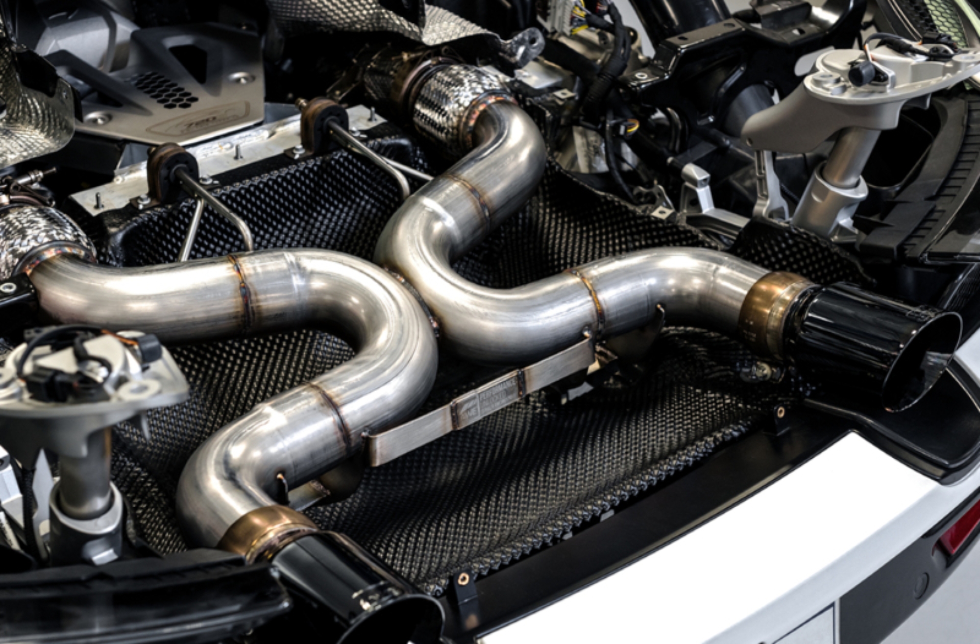 Picture of AWE Tuning AWE Cat-Back Performance - 3010-33050
