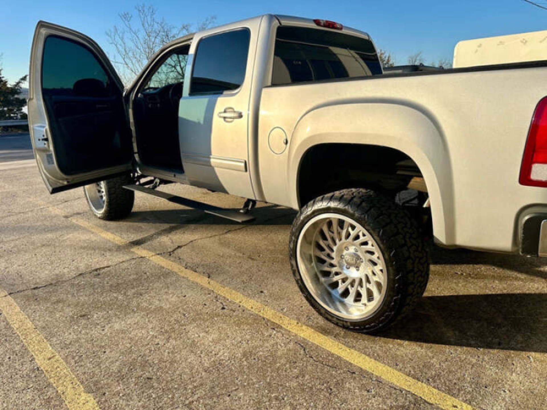 Picture of Body Armor 4x4 BOS E-Power Side Steps - GM-4500