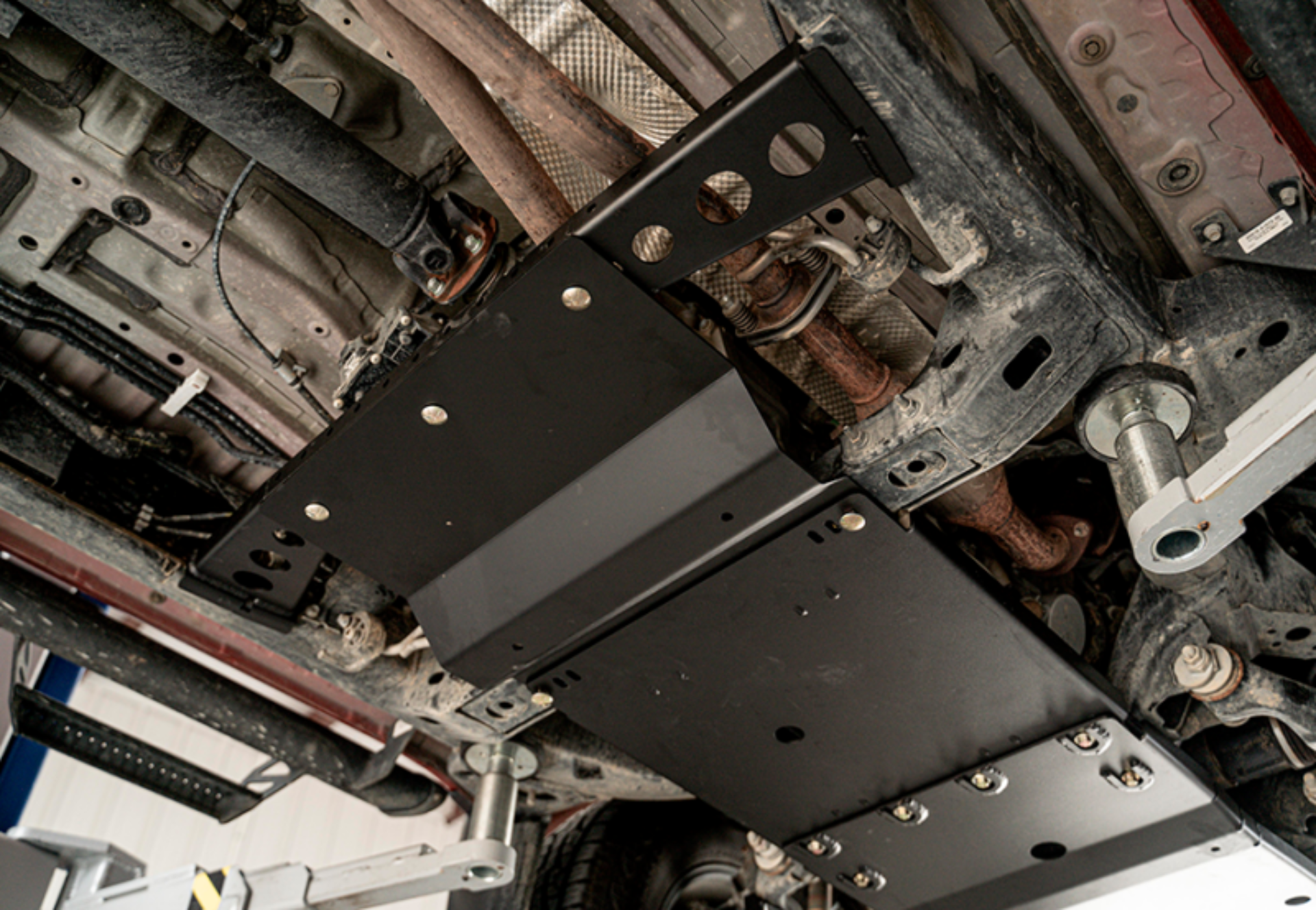 Picture of Cali Raised 05-15 Toyota Tacoma Transfer Case Skid Plate - Steel / Powder Coat